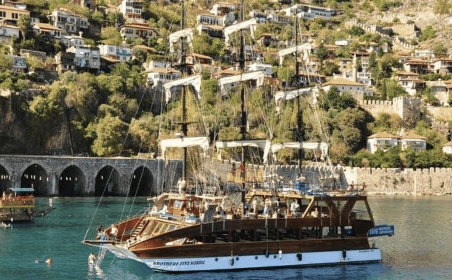 Alanya: Catamaran Boat Tour with Snorkeling and BBQ Lunch - Music, foam, and the mood onboard