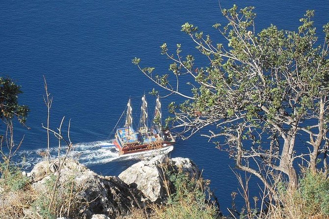 Alanya Catamaran Boat Trip incl. Lunch and drinks - Swimming in quiet coves and open water