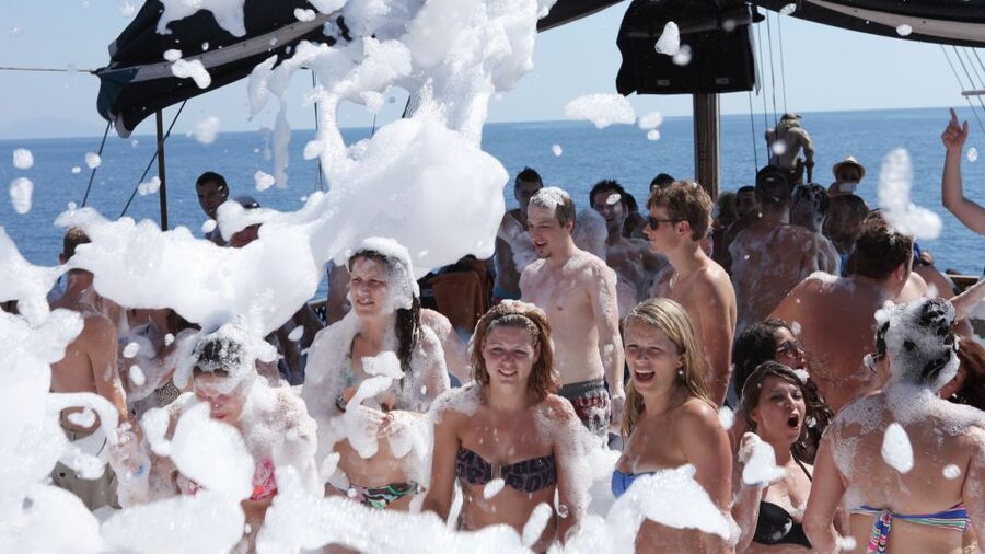 Alanya: Disco Boat Tour with Foam Party and Unlimited Drinks - Seeing Alanya Castle From the Water