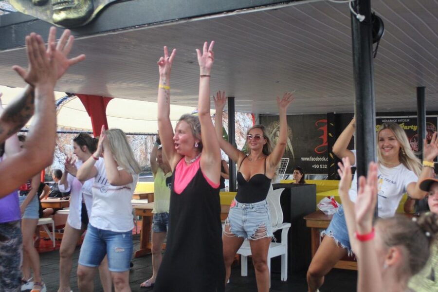 Alanya: Evening Jeep Tour with Sunset Boat Trip and Dinner - How the entertainment affects the experience
