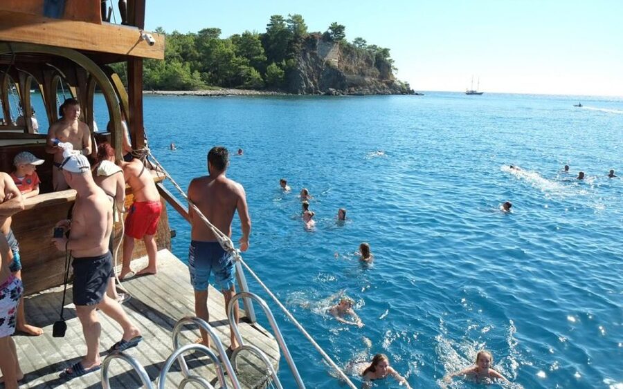 Alanya: Pirate Boat Tour with Unlimited Soft Drinks & Lunch - A lively way to see Alanya’s coast
