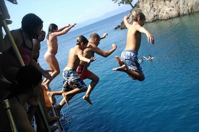 Alanya Pirate Boat Trip All-Inclusive with Lunch & Transfers - Music, DJ sessions, and the foam party