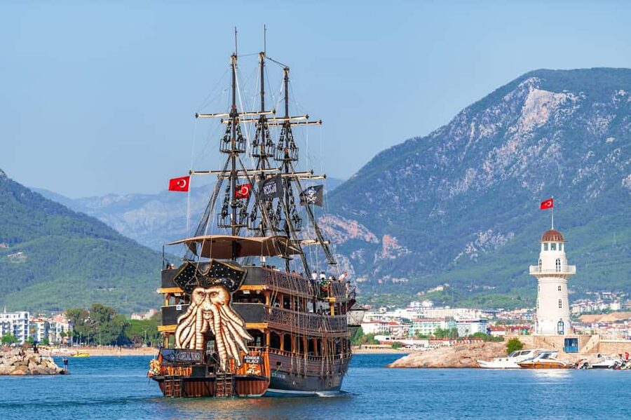 Alanya: Pirate Boat Trip with Lunch and Drinks - Alanya Castle from its strongest angle
