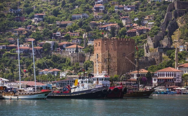 Alanya: Pirate Boat Trip with Meal, Drinks and Pickup Option - Lunch with chicken, pasta, salad, and soft drinks