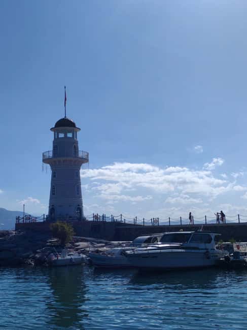 Alanya: Pirate Boat with Lunch and Unlimited Drinks - Music, pirate entertainment, and the foam party