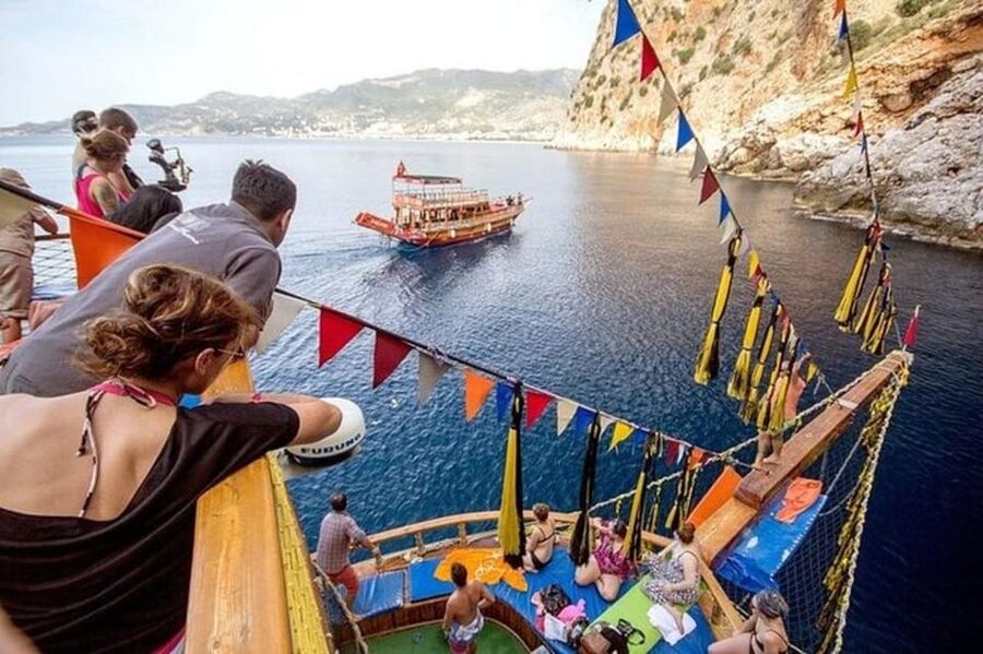 Alanya: Pirates Boat Trip with Lunch and Hotel Pickup - Seeing Alanya Castle from the water