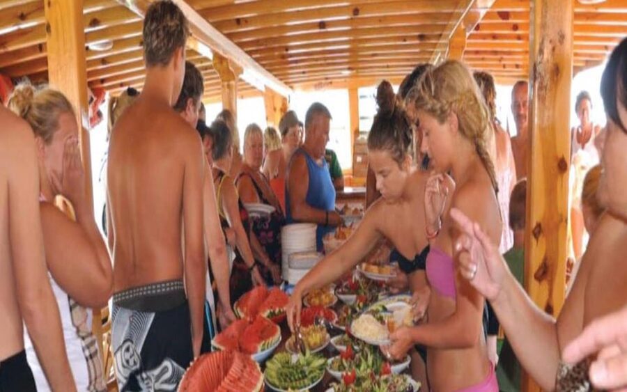 Alanya: Pirates of Alanya Boat Tour with Lunch and Drinks - Pirate shows, dancing, water games, and foam