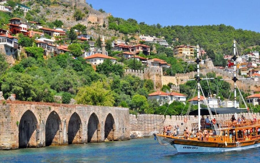 Alanya Relaxing Family Boat Tour Without Foam And Loud Music - Alanya Castle, the Red Tower, and Pirate Caves from the sea