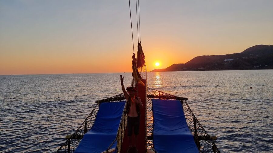 Alanya: Sunset Cruise with Dinner - Cleopatra Beach and the western coast