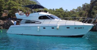Private Yacht Tour with 3 Swim Stops and a Meal