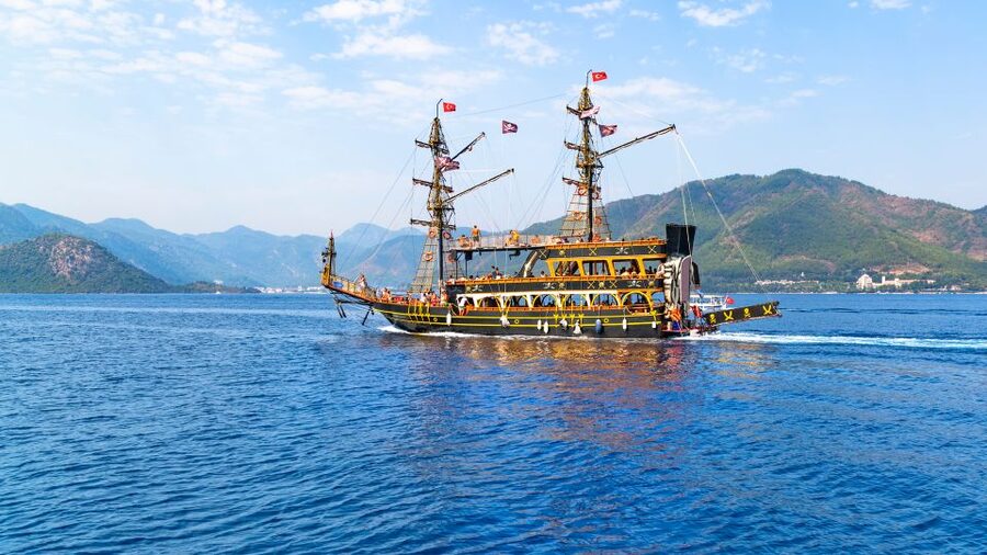 Red Dragon Pirate Boat Trip & Lunch - Lunch on deck: included, but keep expectations modest