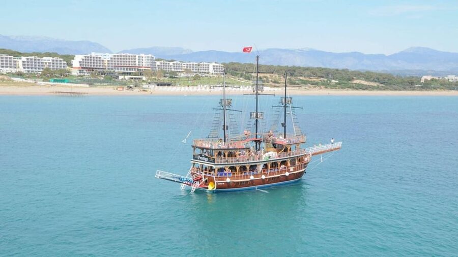 Side: Blue Laguna Boat Tour with Free Lunch & Drinks - What the passenger feedback tells you about the experience