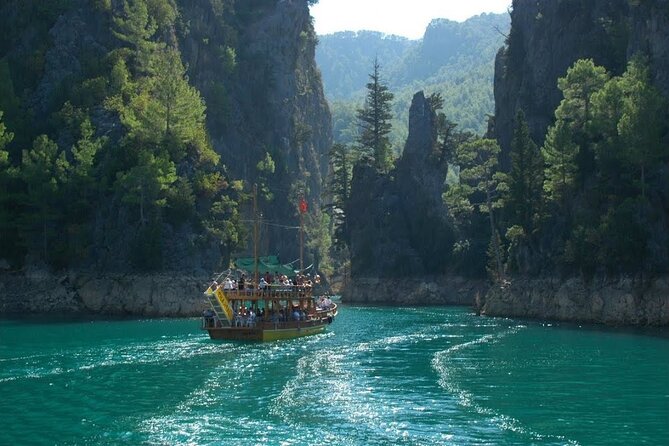Side Green Canyon Boat Trip With Unlimited Drinks And Lunch - Guides, Commentary, and Group Organization
