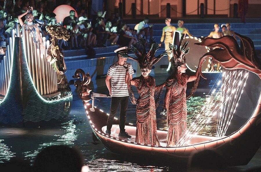 Side: Land of Legends Bus Transfers and Boat Parade - How much time will you have inside?