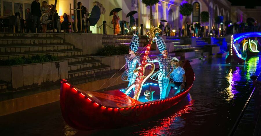The Land of Legends Night Show & Shopping Avenue - The transfer can shape the whole experience